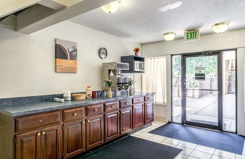 Edgewood Hotel | Americas Best Value Inn Edgewood