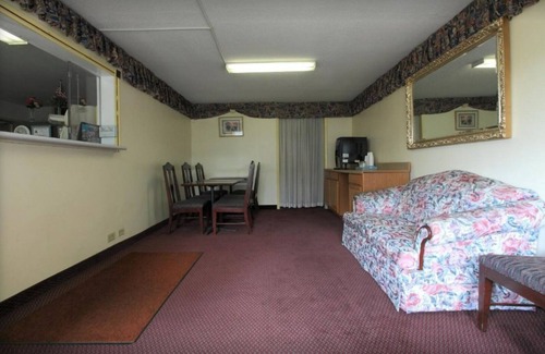 Wilson Apartment | Americas Best Value Inn Wilson UNIT 12 2 BEDS GROUND FLOOR