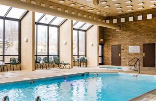 Ellendale Hotel | AmericInn by Wyndham Memphis East