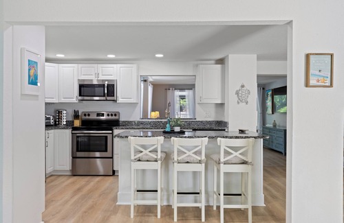 West Bradenton House | AMI Beaches + Heated Salt Pool & Jetted Spa + Game Room + Large Yard