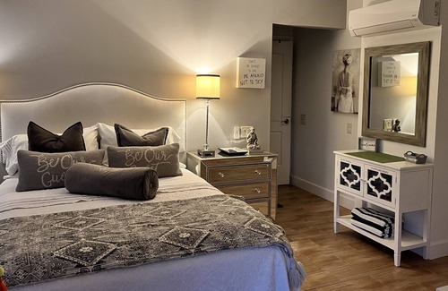 Palm Desert Cottage | AModern clean Classy Casita with pool and heated spa
