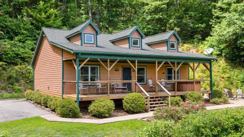 Candler House | Among the Clouds by AvantStay Views Hot Tub
