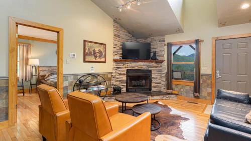 Candler House | Among the Clouds by AvantStay Views Hot Tub