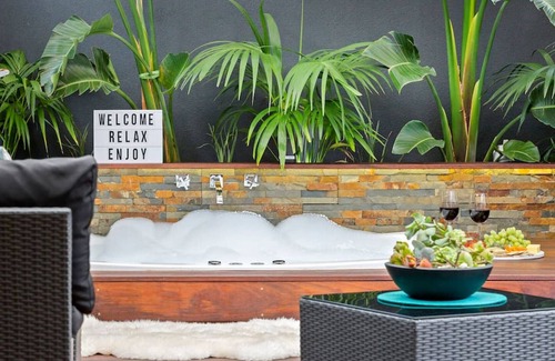 Frankston Villa | AMORE · AMORE | A Tranquil Retreat with Couples Spa