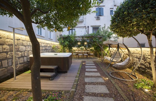 Sorrento City Centre Apartment | AMORE RENTALS - Apartment Terrazza Tasso with Private Garden, External Private Hot Tub in Piazza Tasso