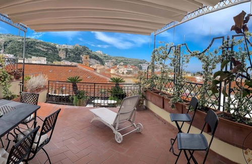Sorrento City Centre Apartment | AMORE RENTALS - Apartment The Roof with Terrace and Sea View