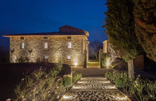 Sarteano Villa | AMORE RENTALS - Villa Viola with Pool, Garden, Ideal for Weddings