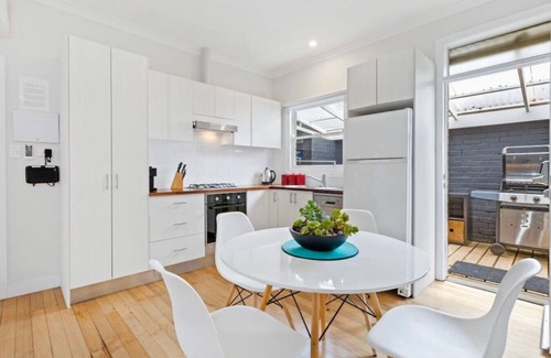 Frankston House | Amore: Tranquil Oasis - Outdoor Spa. 50m to beach.