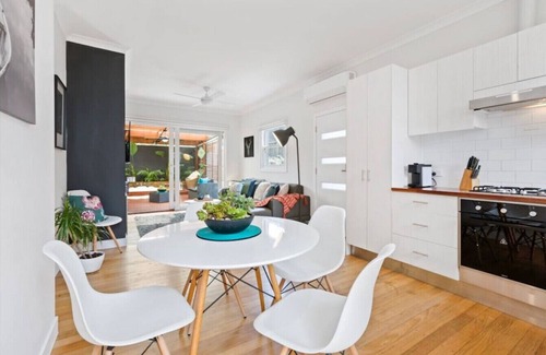 Frankston House | Amore: Tranquil Oasis - Outdoor Spa. 50m to beach.