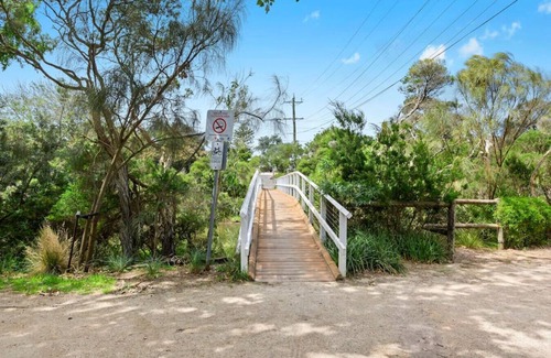 Frankston House | Amore: Tranquil Oasis - Outdoor Spa. 50m to beach.