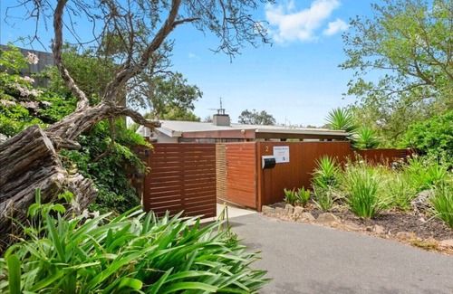 Frankston House | Amore: Tranquil Oasis - Outdoor Spa. 50m to beach.