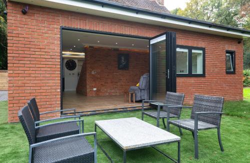 London Borough of Harrow Ski Chalet | Amos Lodge Deluxe Accommodation