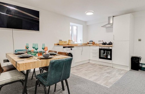 Southport Apartment | Ample 3-Bedrooms Apartment in town centre Sleeps 6