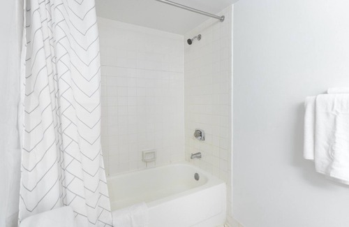 Foggy Bottom Apartment | Ample Foggy Bottom 2BR w/ W/D + Gym near shopping + metro by Blueground