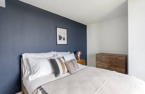 Foggy Bottom Apartment | Ample Foggy Bottom 2BR w/ W/D + Gym near shopping + metro by Blueground