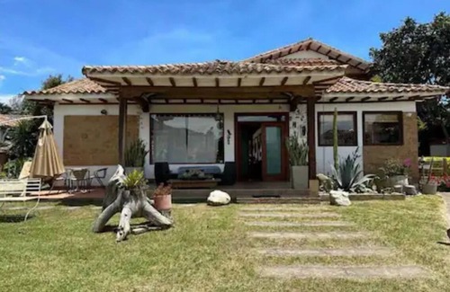 Villa de Leyva Cottage | Amplia Habitación Cuádruple en Entorno Campestre