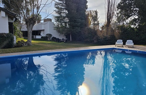 Chacras de Coria House | Amplia y cálida rodeada de verde con seguridad
