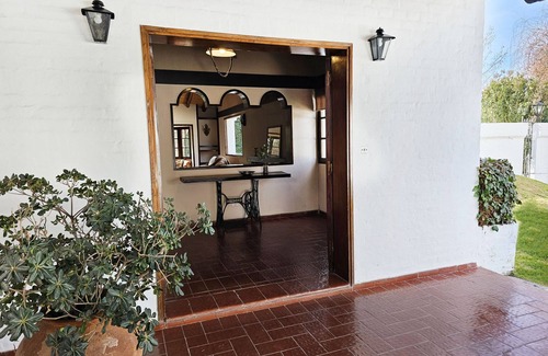 Chacras de Coria House | Amplia y cálida rodeada de verde con seguridad