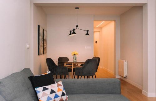 Santiago de Vigo Apartment | Amplio con luz y encanto by CABANA Rentals