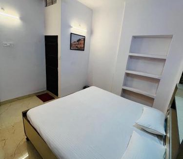 Varanasi House | Amrit Ganga Homestay 1,5 km from kashi vishwanath Near Rathyatra ropeway