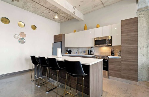 Downtown Dallas Apartment | Amyfinehouse | 2BR + Breakfast for 8 Guests +Valet