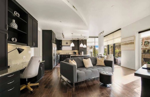 Uptown Apartment | Amyfinehouse |Walkable 3BR Apt| Pool+Desk+Wifi+Gym