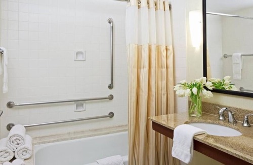 Alexandria West House | An Adventure Awaits! 4 Classy Units, Onsite Restaurant, Pool, Near Old Town