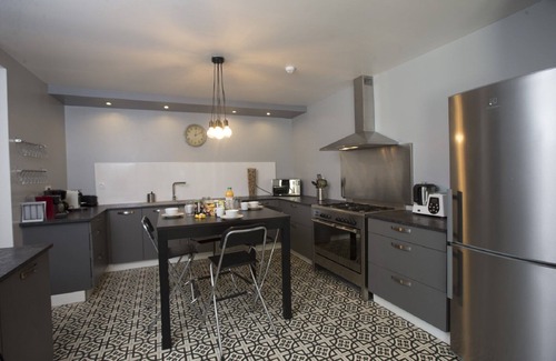 Faudoas House | AN AIR OF DETENTE * (4 ears and 4 stars)