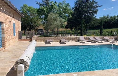 Faudoas House | AN AIR OF DETENTE * (4 ears and 4 stars)