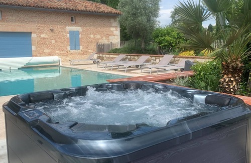 Faudoas House | AN AIR OF DETENTE * (4 ears and 4 stars)