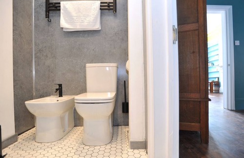 Cheltenham Cottage | An apartment that sleeps 2 guests in 1 bedroom