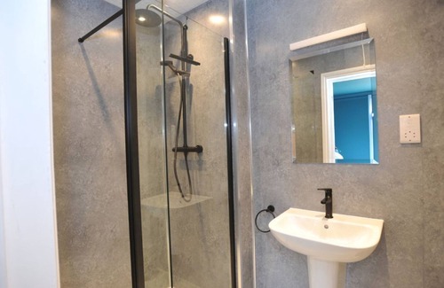 Cheltenham Cottage | An apartment that sleeps 2 guests in 1 bedroom
