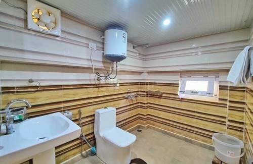 Narkanda Cottage | An Attic Magical Space -Duplex Room- King size bed