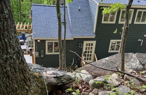 Hood Cottage | An elegantly appointed house tucked in the Virginia Mountainside.