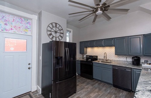 East Price Hill House | An Entire Historic Building in Cincy! 2 Townhomes Sleep 10 Total, Downtown 5 Min
