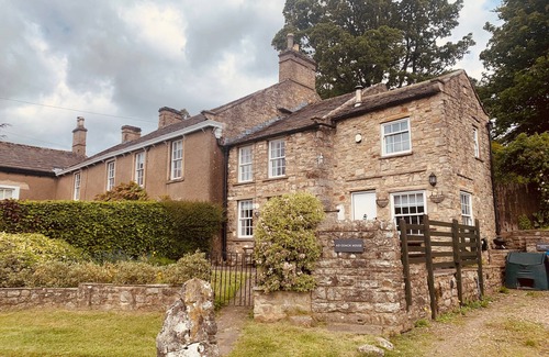 Fremington Cottage | An exceptional holiday home for 6 people & 2 dogs with multi-fuel stove, WiFi & electric car charger