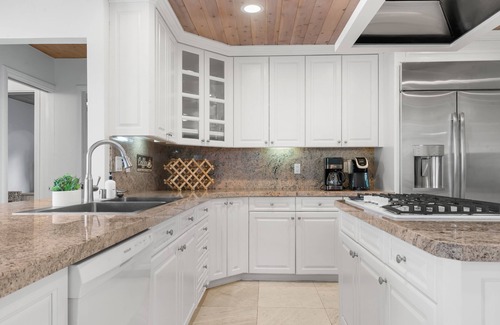 Magnesia Falls Cove House | An expansive estate with private pool & lighted pickle ball court