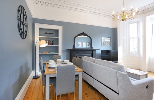 Newington Apartment | An impressive 3-bedroom apartment, sleeping 6 guests, in a fabulous location.