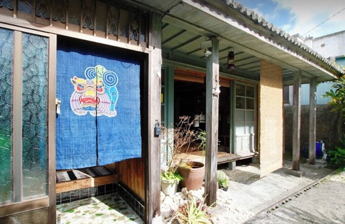 Yakena House | An inn where you can experience a traditional Okinawan wooden minka. Enjoy the comfort and healing space! (The owner will welcome guests at the parking lot upon check-in.