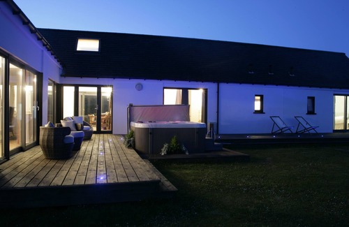 Nerabus House | An Linnean: Cosy serene island escape with sea views/hot tub. Pet-friendly
