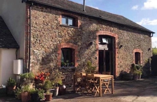 Broadwoodkelly House | An Old Granary, Sleeps 4 - Private Hot Tub, Rural