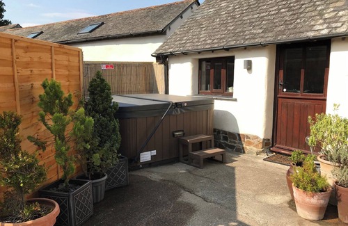 Broadwoodkelly House | An Old Granary, Sleeps 4 - Private Hot Tub, Rural