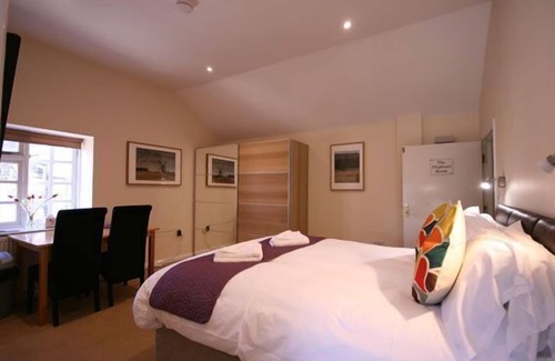 Ivinghoe Cottage | An one bed studio (smaller) that sleeps 2 guests in 1 bedroom