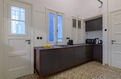 Plaka Apartment | An Outstanding 3 bdrm Apartment in the Heart of Athens