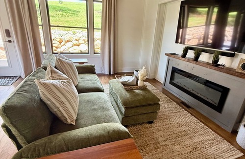 Rockbridge Baths Cabin | An Upscale Charming Couples Escape! w Hot Tub & Fire Pit ! Outdoor TV!