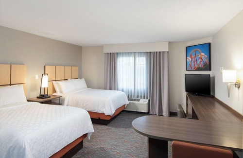 Anaheim Resort Hotel | Anaheim Family Escape! 2 Units w/Pool, Laundry, Gym & Near Disneyland!
