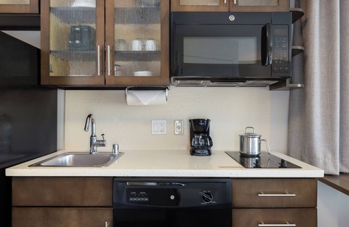 Anaheim Resort Hotel | Anaheim Family Escape! 2 Units w/Pool, Laundry, Gym & Near Disneyland!