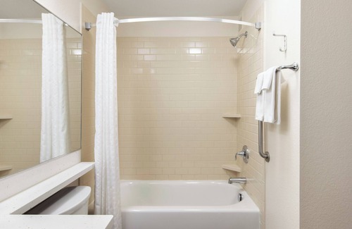 Anaheim Resort Hotel | Anaheim Family Escape! 2 Units w/Pool, Laundry, Gym & Near Disneyland!