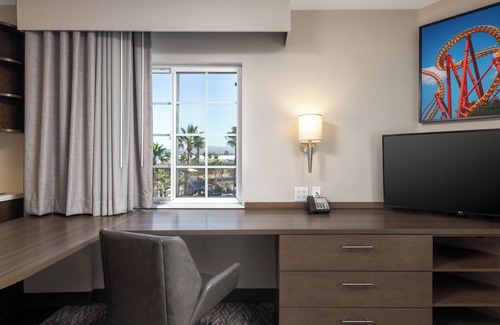Anaheim Resort Hotel | Anaheim Family Escape! 2 Units w/Pool, Laundry, Gym & Near Disneyland!