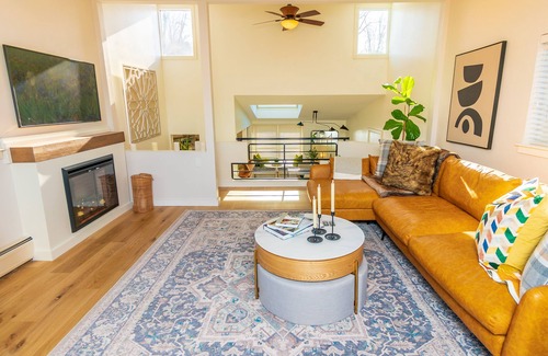 South Woodstock House | Ananda Vue- Lux 3BR/2BA hygge Villa w Fireplace and VIEWS!